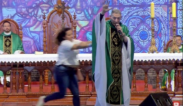 Mulher agride Padre Marcelo Rossi durante Missa