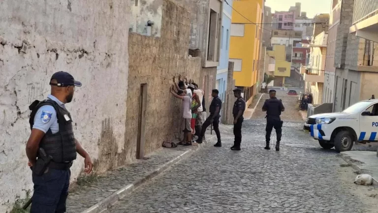 Megaoperação da PN em São Vicente resulta na apreensão de armas e drogas