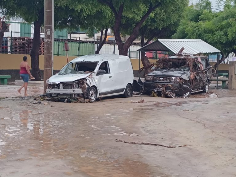 Intensas chuvas causam avultados estragos em São Vicente