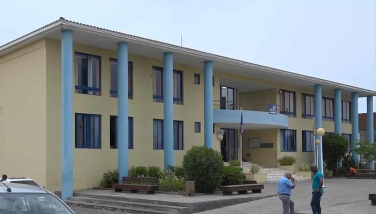 Câmara do Porto Novo acusada de inércia, má gestão e conflito com o Governo