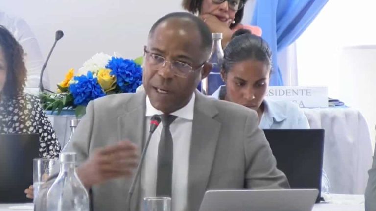 Atualidade. Presidente da Câmara da Praia quer reuniões da Assembleia Municipal sem oposição ou contraditório
