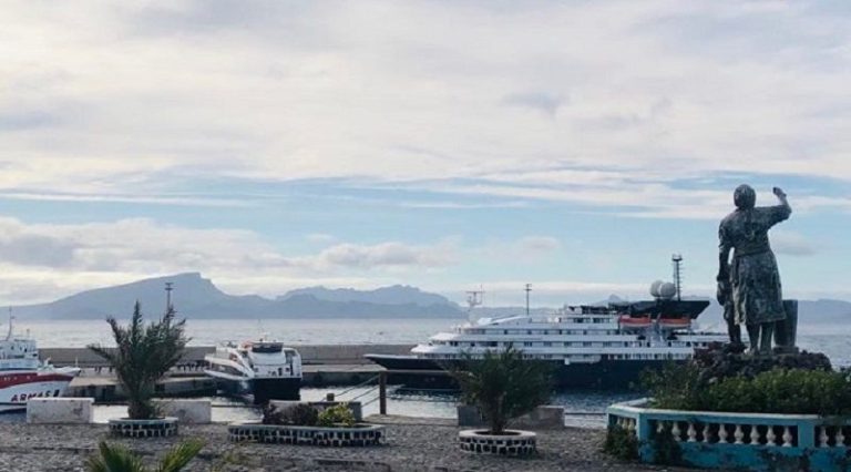Navios Corinthian e Hamburg reforçam fluxo turístico em Santo Antão