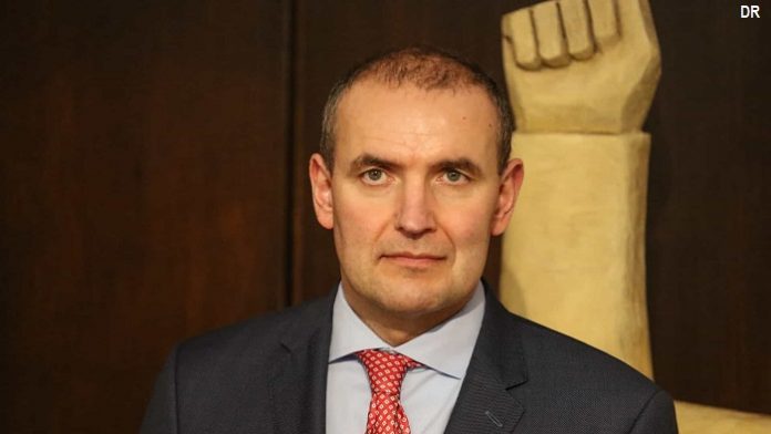 O seu opositor, o empresário e economista Gudmundur Franklin Jonsson, obteve 7,8% dos votos