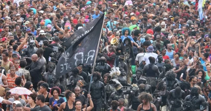 Optimized-The_entire_city_of_Mindelo_stops_to_join_the_Mandinga_parade_n40dcg