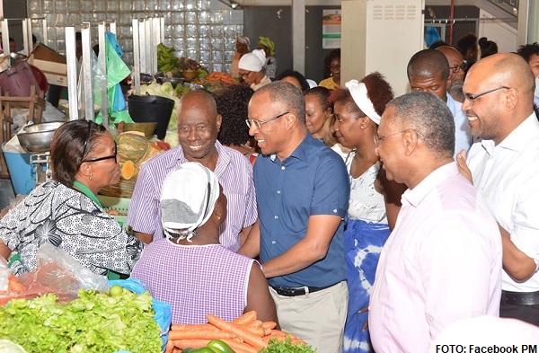 PM leva boas festas ao Mercado do Platô