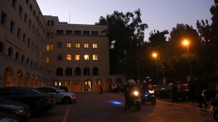 Padre da igreja ortodoxa detido após atirar ácido a sete bispos na Grécia