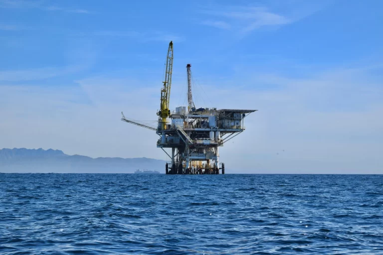 Petróleo Brent supera 100 dólares com agravamento da tensão no Golfo Pérsico
