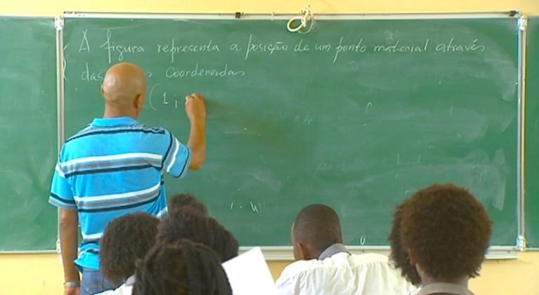 Salário dos professores. Retroativos representam um impacto anual superior a um milhão de contos