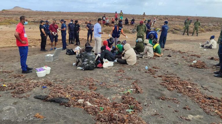 Um dos sete migrantes resgatados por petroleiro no alto mar falece em São Vicente