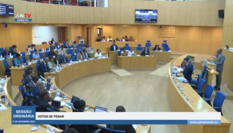Parlamento aprova Notas de Pesar pela morte de antigos Deputados
