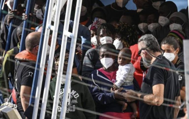 Perto de 2 centenas de migrantes chegam a Nápoles