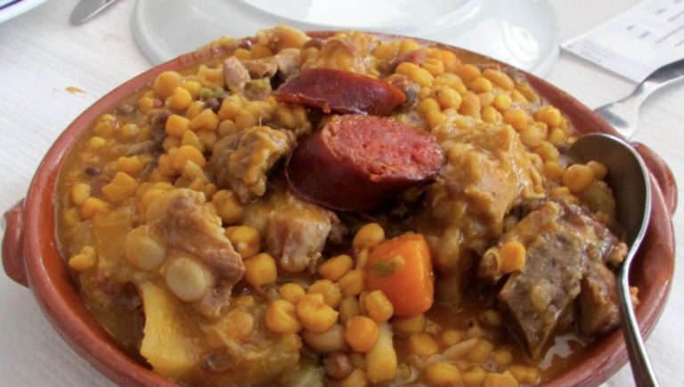 Festival de Cachupa homenageia cozinheiras da escola de Achada Grande Trás