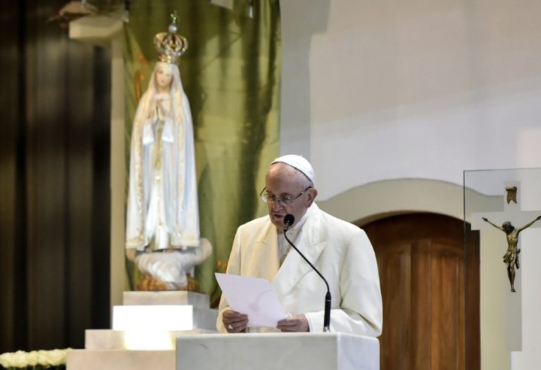 Francisco foca-se em Nossa Senhora, a mãe que “colheu todos e apontou para Jesus