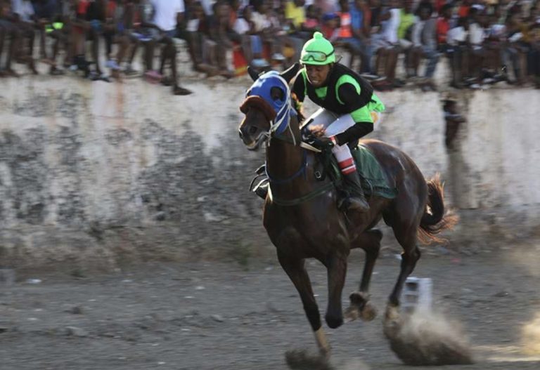 Marisia e Heitiana vencem corrida de cavalos nas festas do Município do Sal 