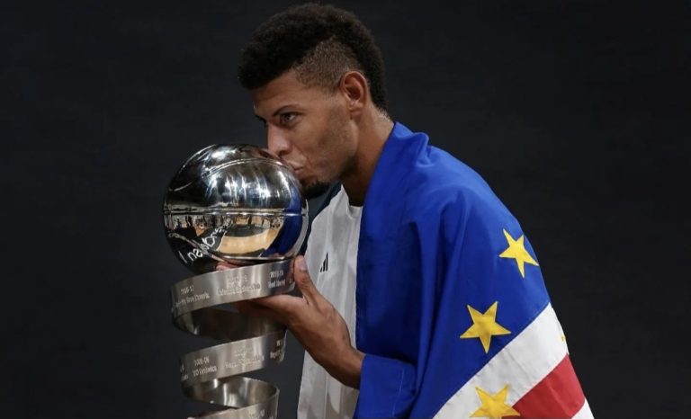 Basquetebolistas Edy Tavares, Ivan Almeida e Betinho Gomes conquistam supertaças 
