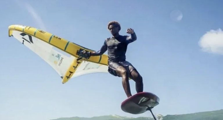 Velejador Cabo-verdiano Wesley Brito conquista título de campeão mundial de Wingfoil Wave 