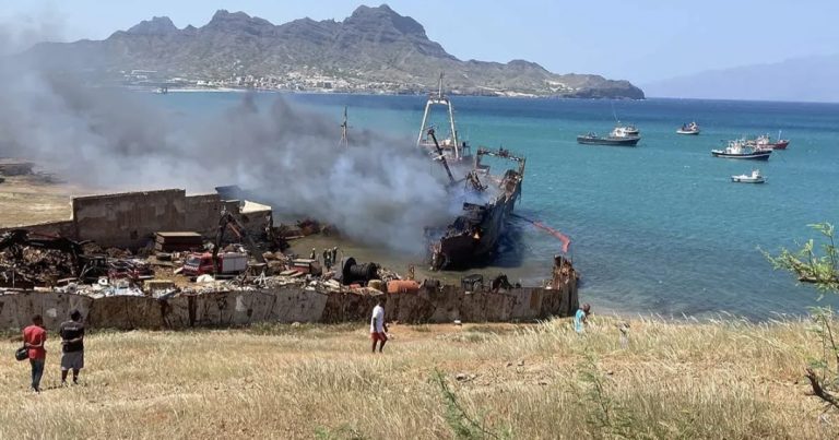 Incêndio deflagra navio junto à Onave em São Vicente 