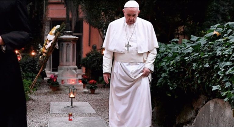 Papa Francisco assinala Dia dos Fiéis Defuntos lembrando vítimas dos conflitos