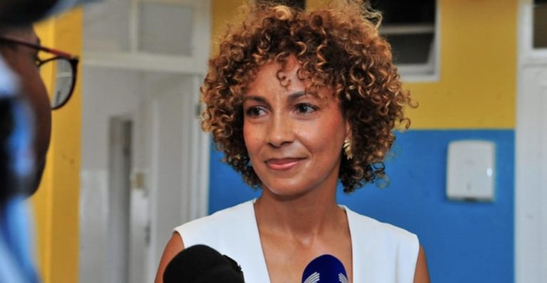 Salário de Débora Katisa na CV Móvel é muito inferior ao pago pelo Presidente da República