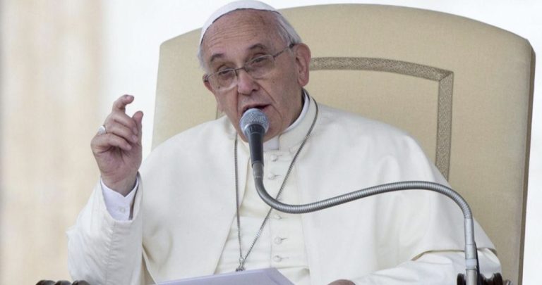 Papa expressa preocupação com falta de solidariedade para com os pais em lares
