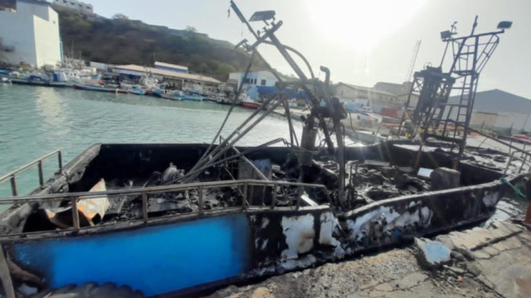 Proprietário do “Peixe Rei II” quer respostas sobre incêndio que consumiu barco no Porto da Praia
