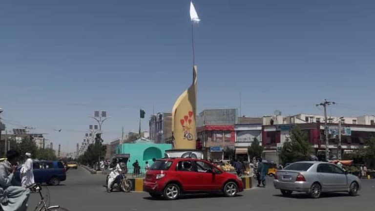Talibãs penduraram corpo numa grua na principal praça de Herat