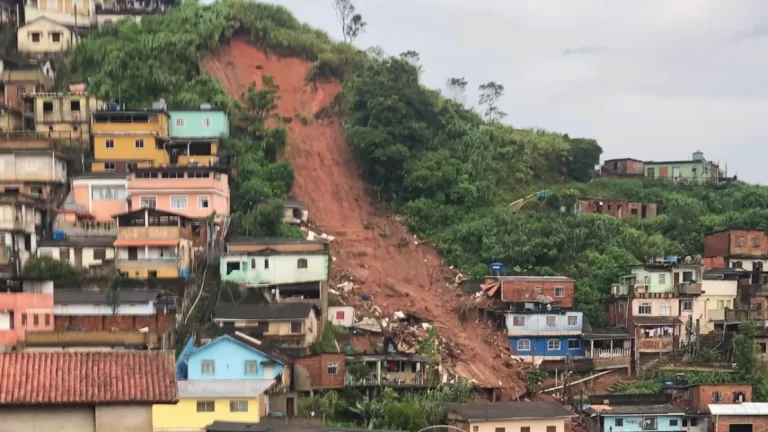 Fortes chuvas provocam deslizamentos de terras e 10 mortos no Brasil