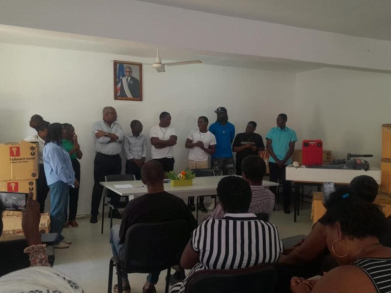 Pescadores e peixeiras do Maio beneficiam de motores e malas térmicas