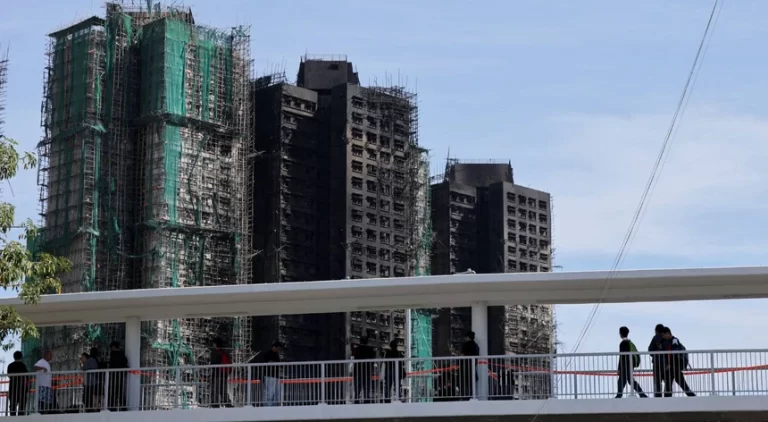 Hong Kong. sobe para 128 o número de mortos em incêndio num complexo residencial