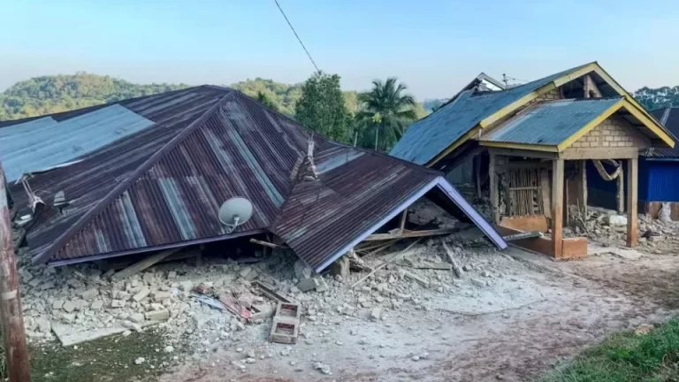 Sismo de magnitude 7,7 faz pelo menos 38 mortos na Indonésia
