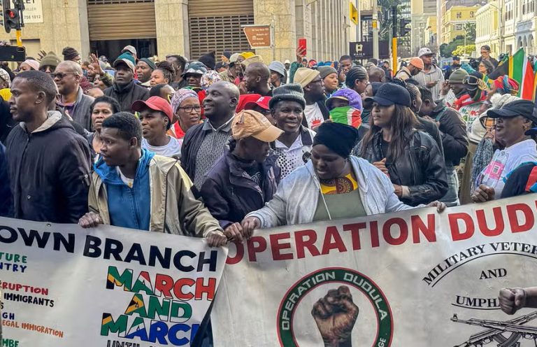 Violência xenófoba agrava-se na África do Sul e força saída de mais de 160 mil imigrantes