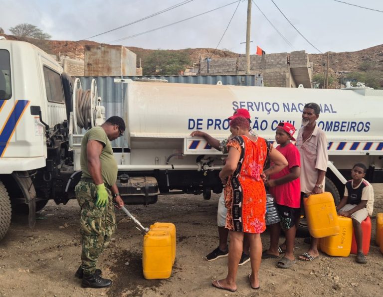 Proteção Civil transporta água potável de Santo Antão para apoiar famílias em São Vicente