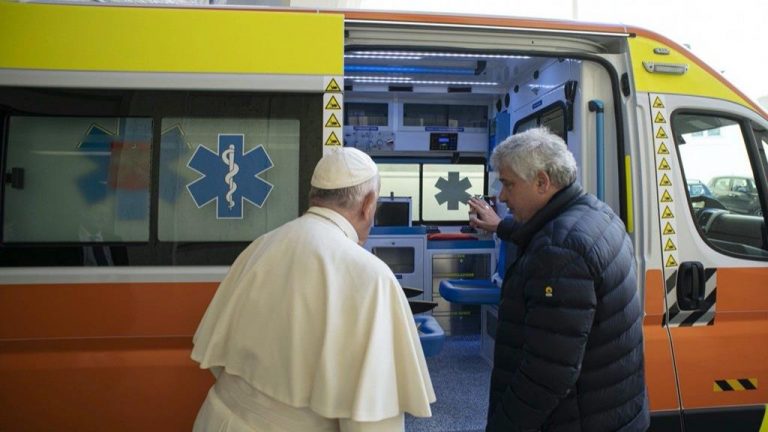 Papa doa e abençoa ambulância para Lviv, Ucrânia