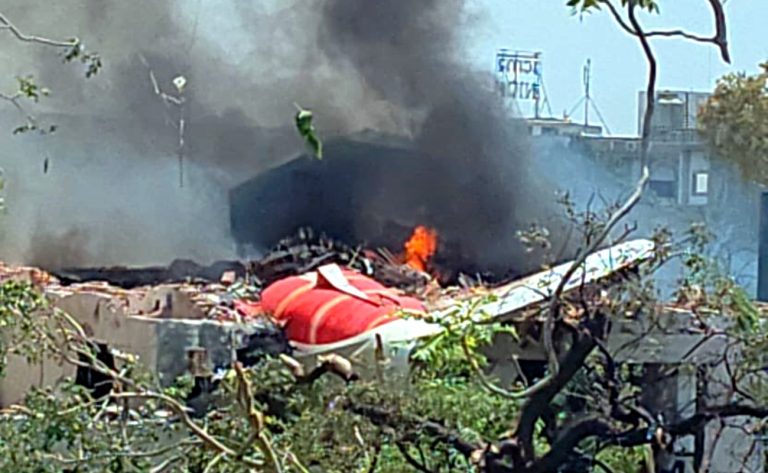 Avião da Air India despenha-se com 242 pessoas a bordo
