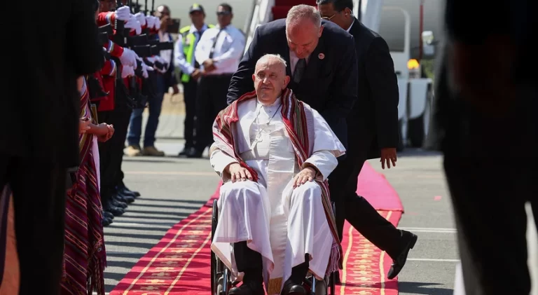 Papa Francisco recebido por milhares de fiéis em Timor-Leste