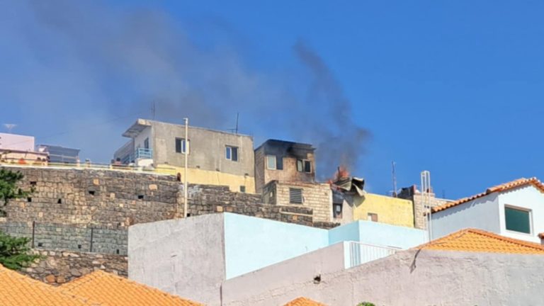 Última hora. Incêndio deflagra numa residência em Achada Santo António