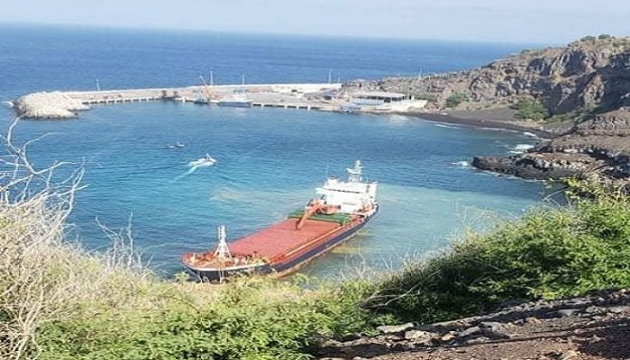 barco-encalhado-no-fogo