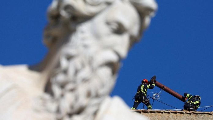 bombeiros-instalam-chamine-no-telhado-da-capela-sistina-no-vaticano-1746177148194_v2_900x506
