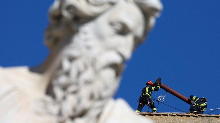 Chaminé para o Conclave já está no telhado da Capela Sistina