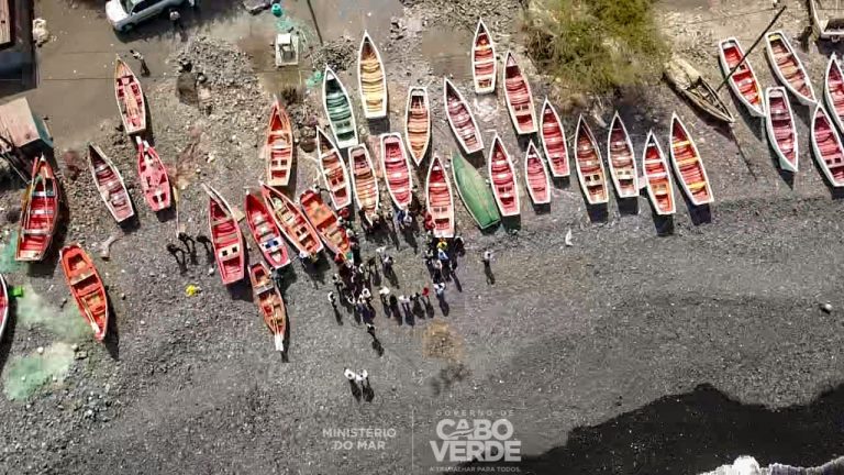 Ministério do Mar entrega 43 botes fibrados em Porto Mosquito
