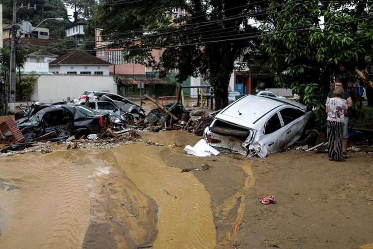 Número de mortos sobe para 104 em Petrópolis, Brasil
