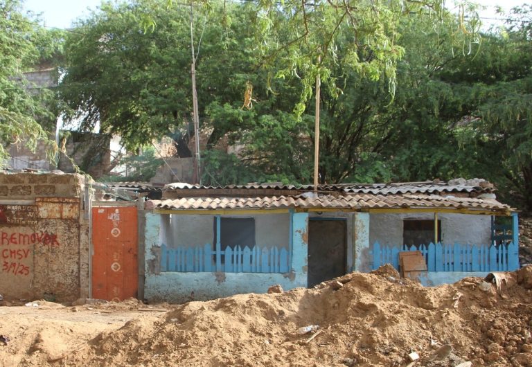 Câmara Municipal de São Vicente inicia demolição de casas de famílias realojadas em Aldeamento Rozar