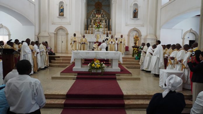 clero_da_Diocese_de_Santiago_na_Missa_Crismal