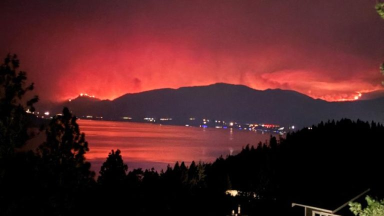 Incêndios obrigam mais de 20 mil pessoas a abandonar casas no Canadá