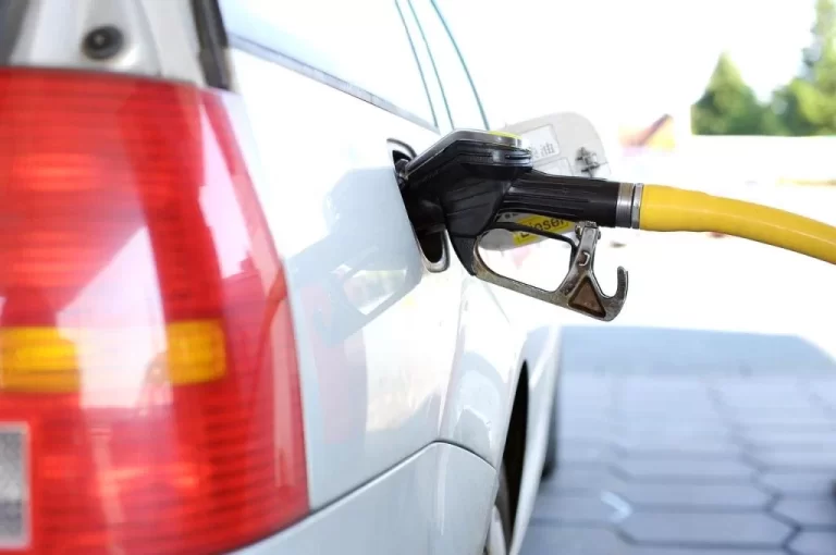 Combustíveis com novos preços em abril