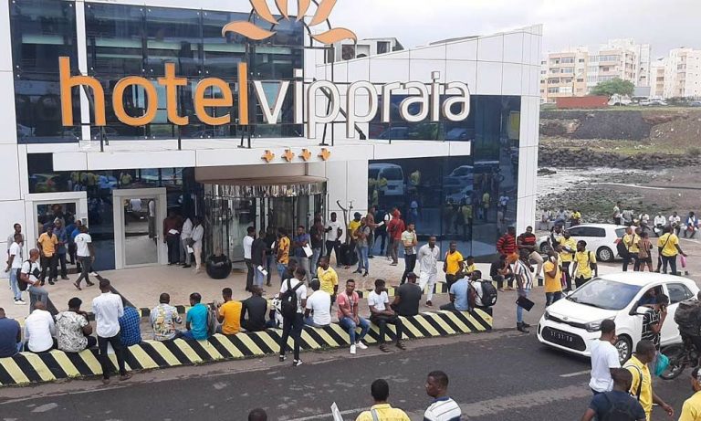 Alta procura de mão obra estrangeira leva enchente de condutores na Cidade da Praia