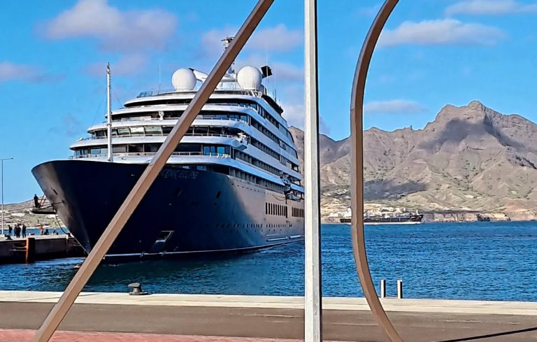 Última hora. Primeiro navio cruzeiro atraca no novo Porto de Cruzeiros de São Vicente