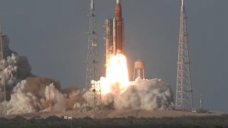 Artemis II parte rumo à Lua em missão histórica