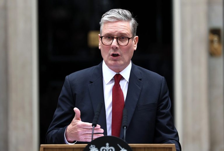 Novo Governo Britânico revoga política de deportação para Ruanda
