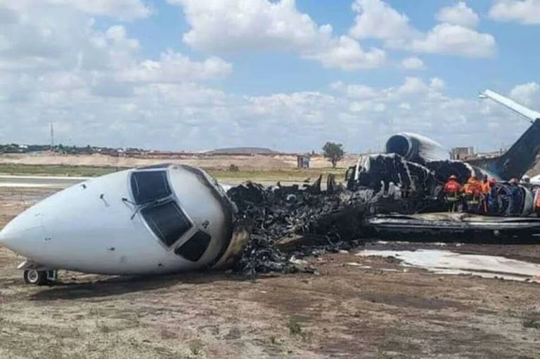 Avião com membros do Governo da RD Congo pega fogo durante aterragem